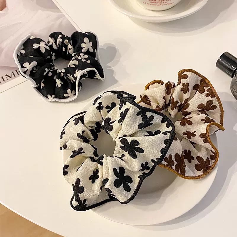 Cột scrunchies hoa đen 4415