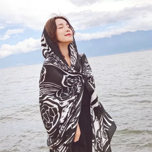 Khăn choàng vải thô hoạ tiết Hoa đen 261