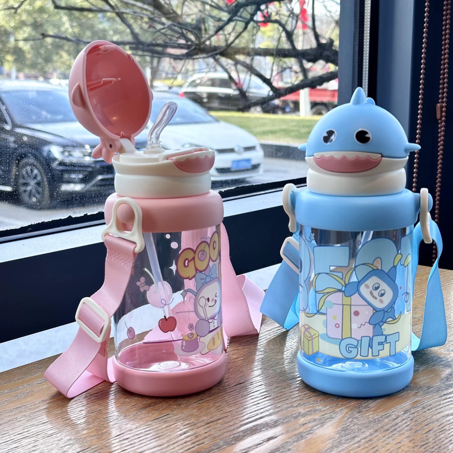 Bình nước baby shark 650ml 217