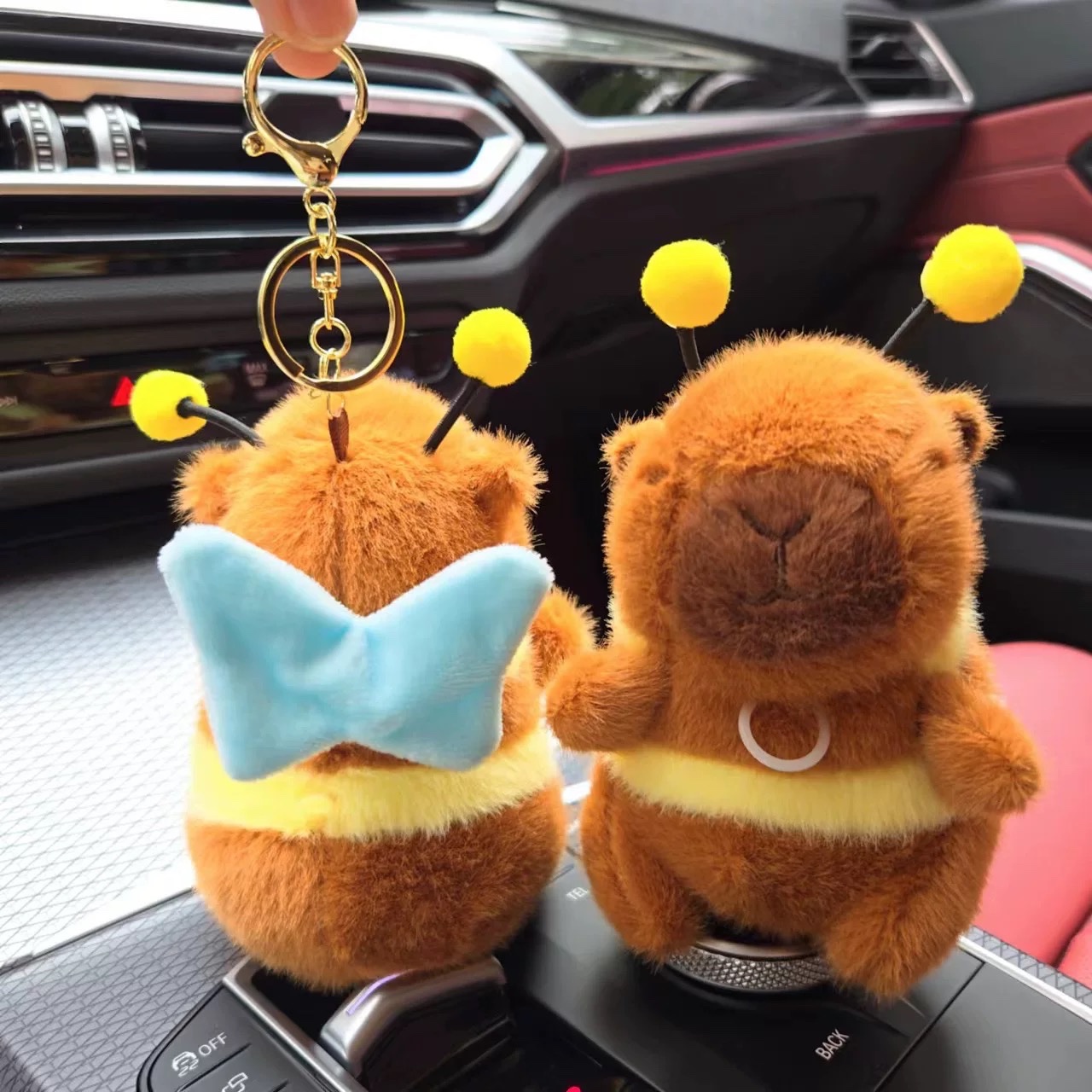 Móc khoá bông capybara vỗ cánh 837