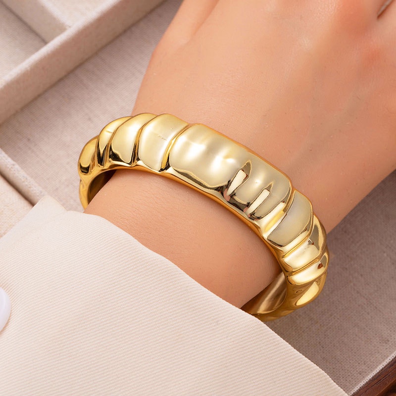 Vòng tay nhựa giả metal 183