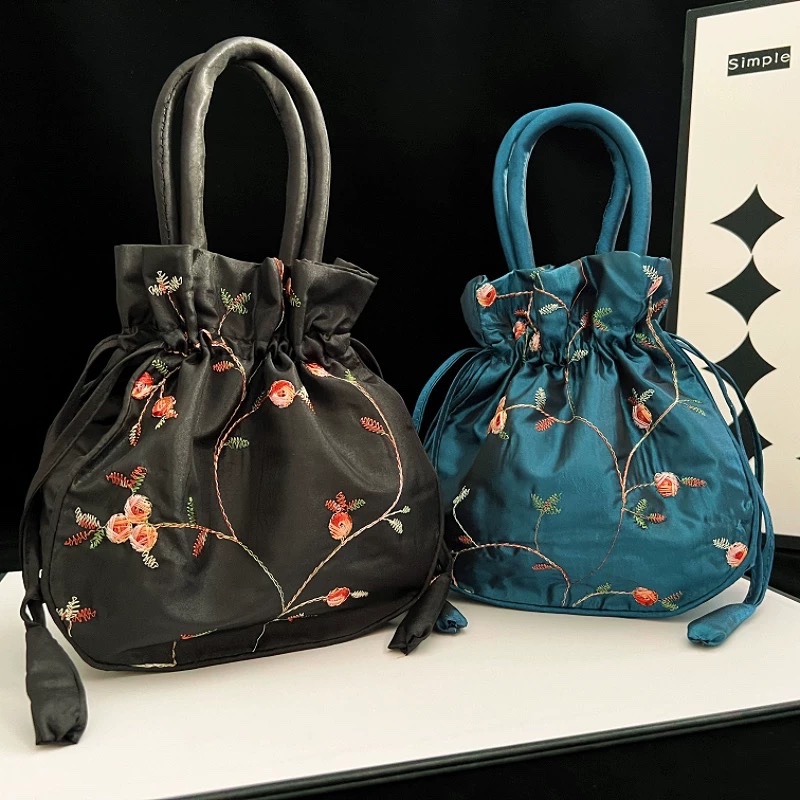 Túi thơm cầm tay mặc áo dài 984