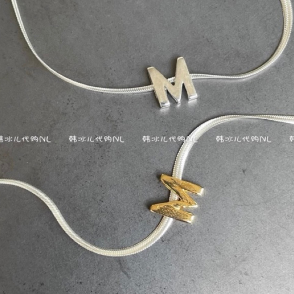 Lắc chân titan chữ M 1019