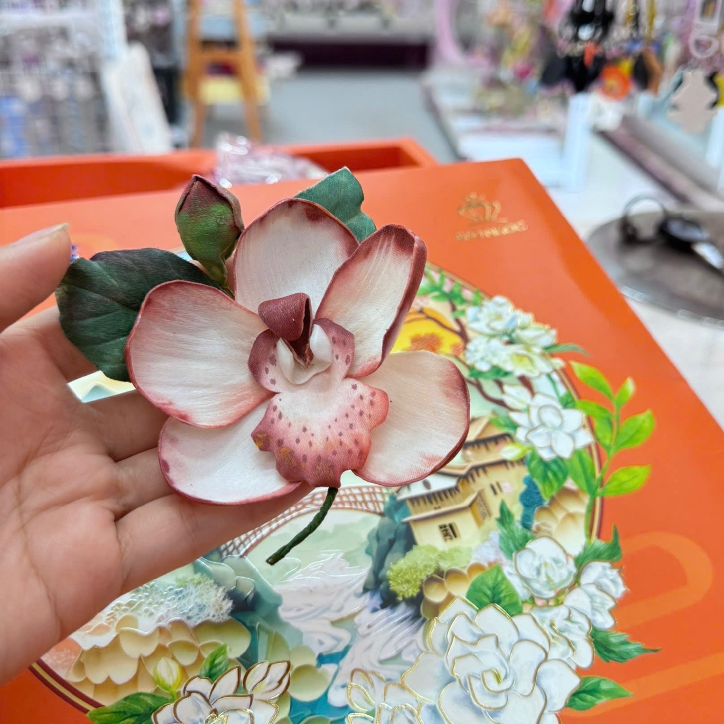 Cài áo hoa lụa trắng hồng 605