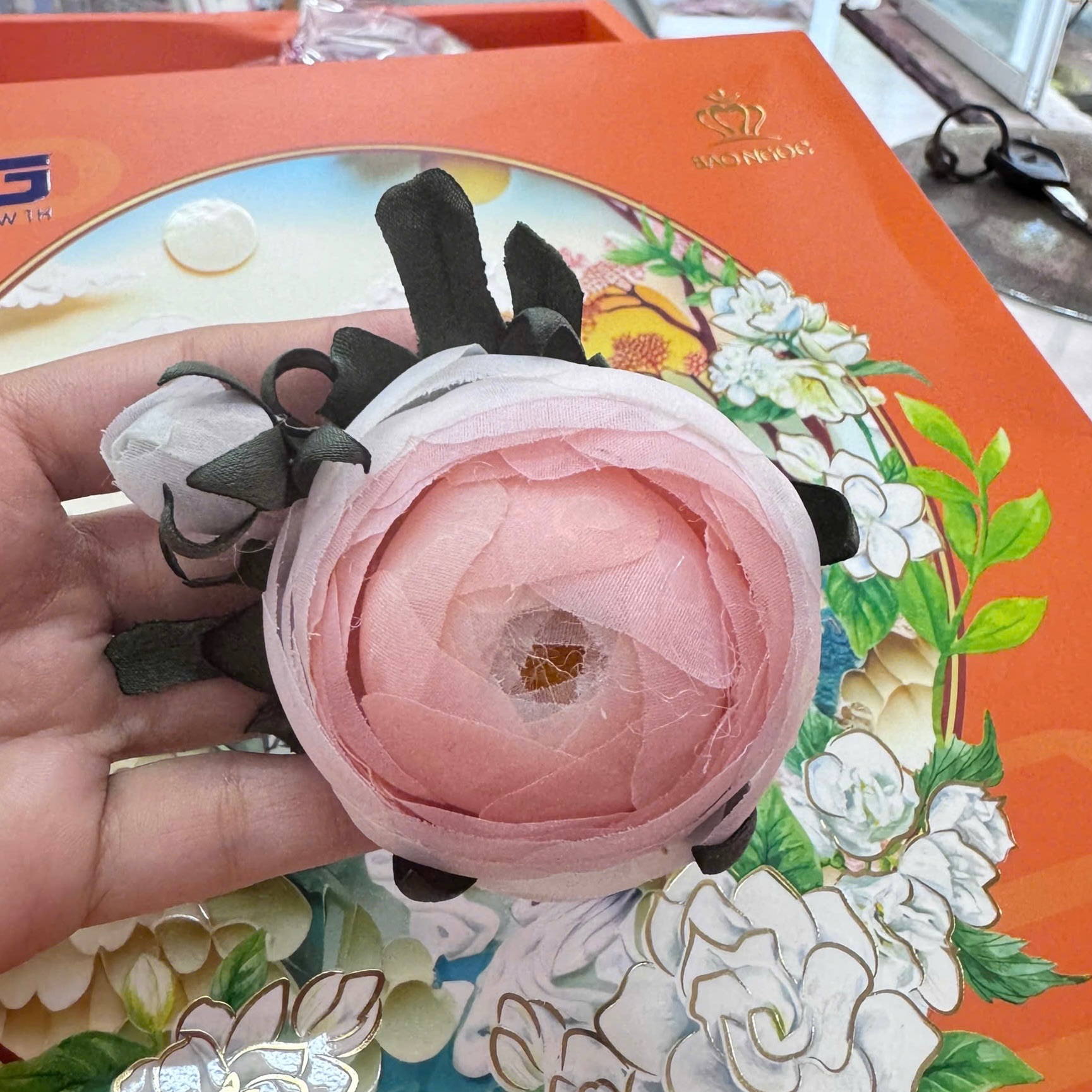 Cài áo hoa lụa Hồng trắng 604