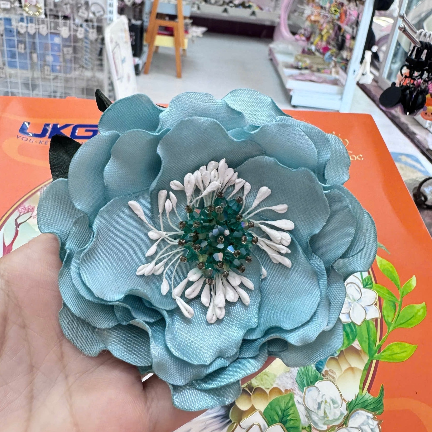 Cài áo hoa lụa voan xanh 610