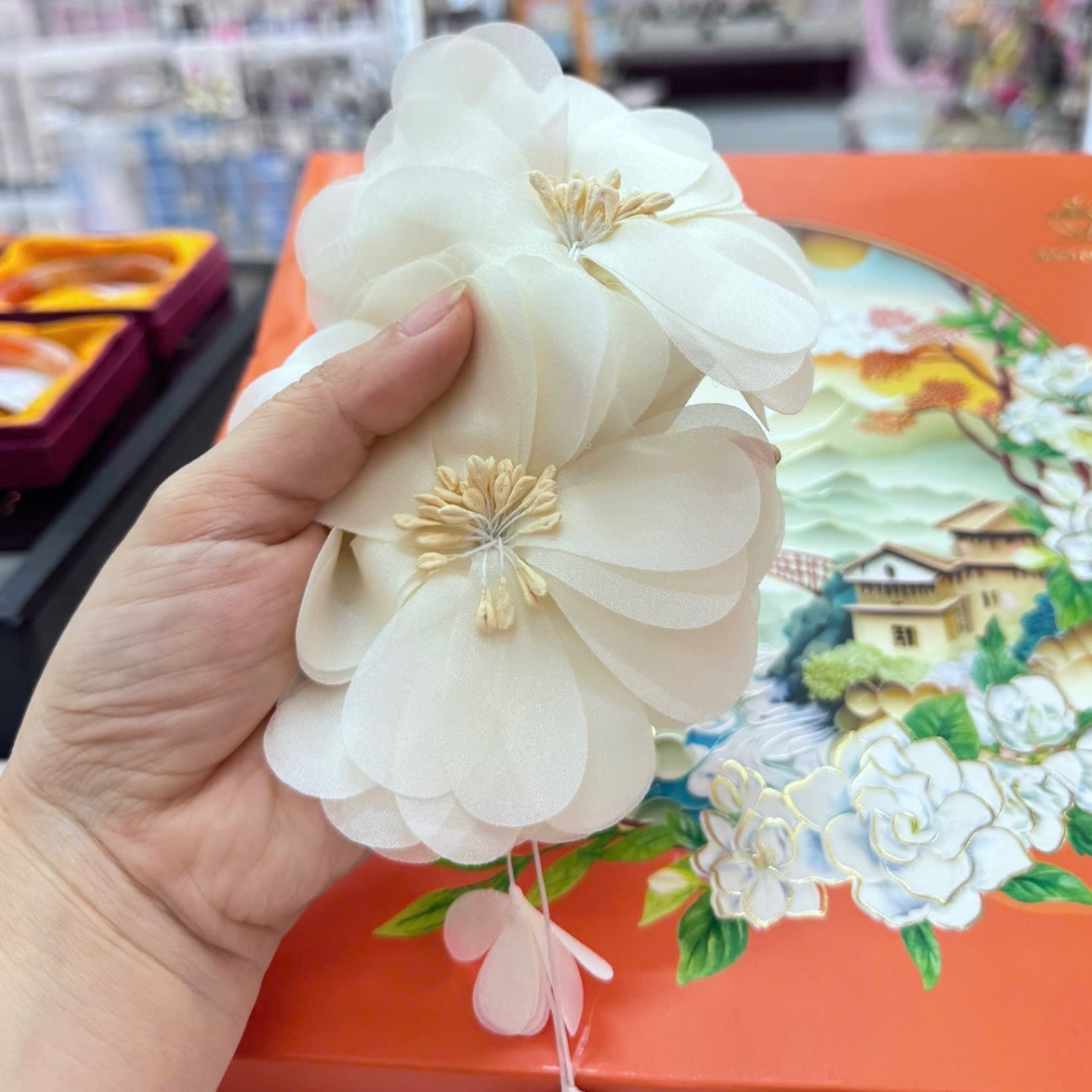 Cài áo hoa lụa Kem rũ 608