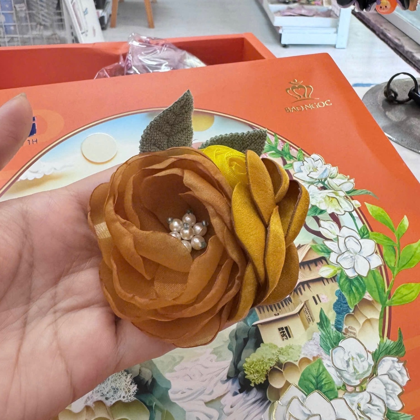 Cài áo hoa lụa Gấm vàng 606