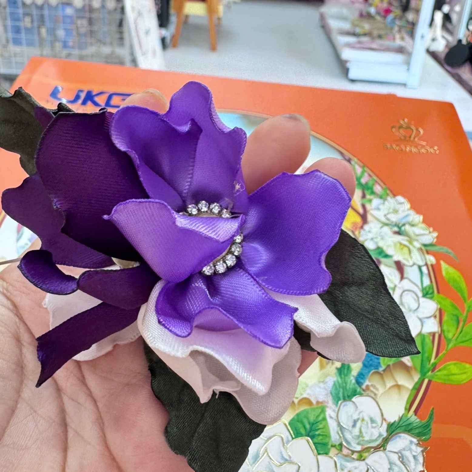 Cài áo hoa lụa tím 611