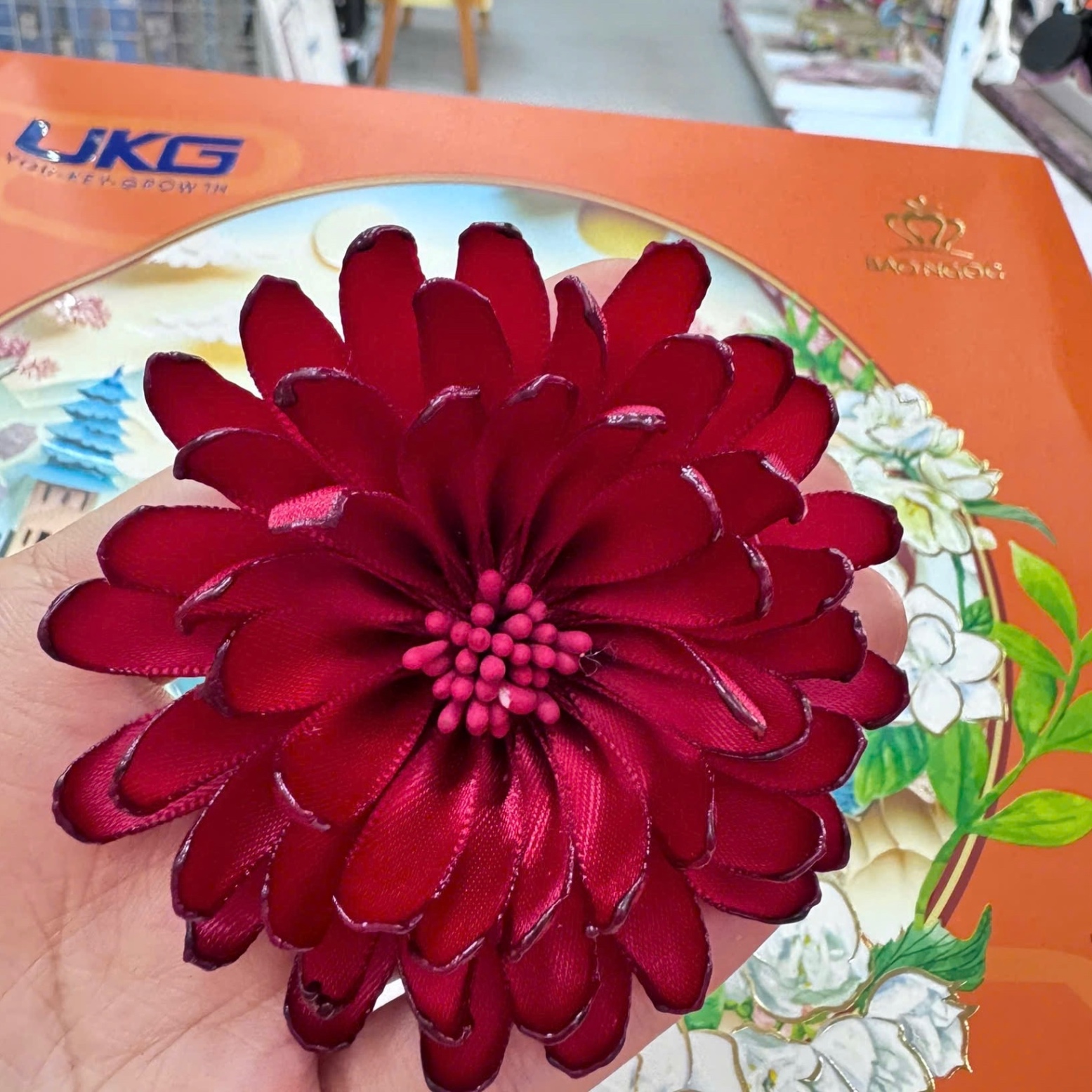 Cài áo hoa lụa Cúc đỏ 612