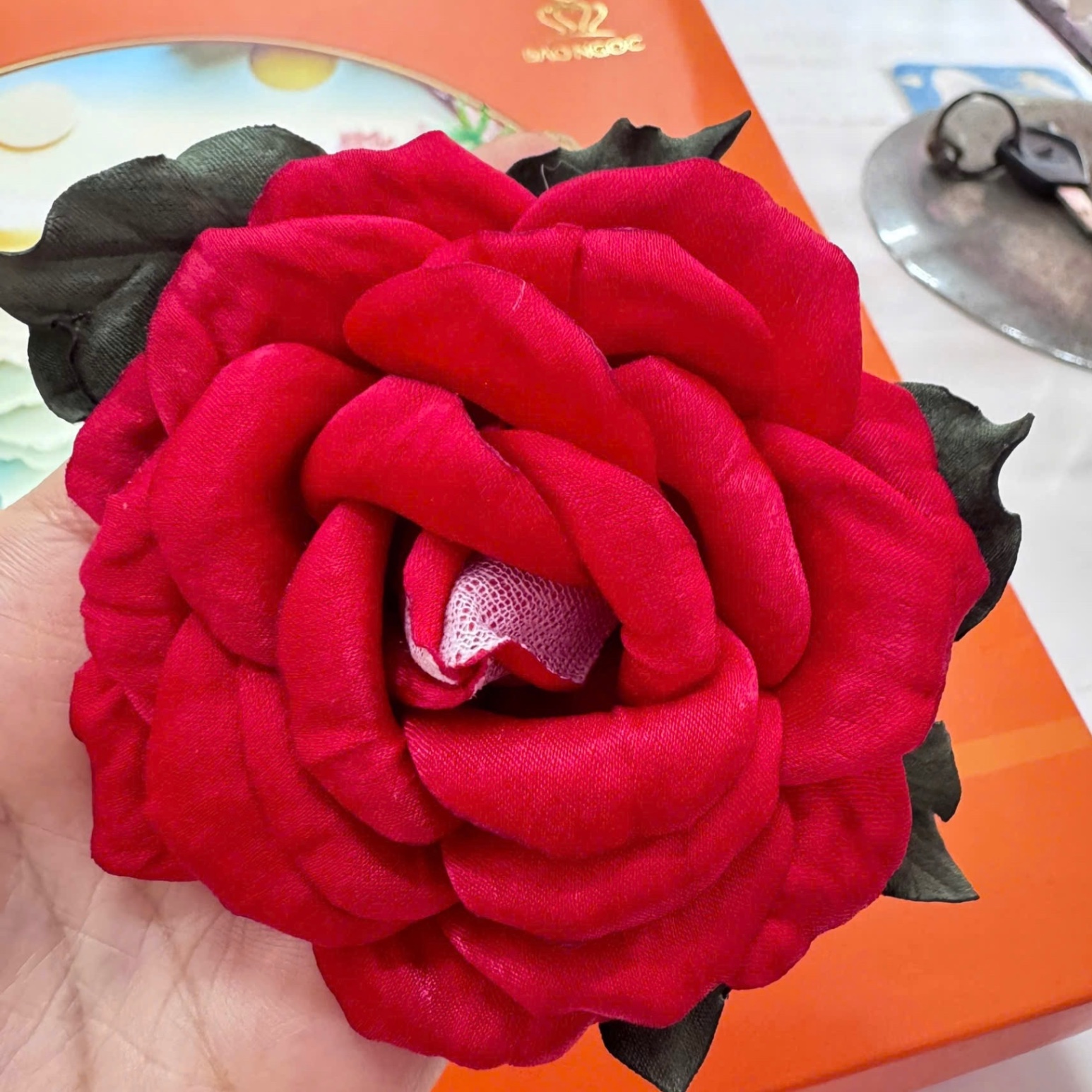 Cài áo hoa lụa Hoa hồng gấm 620