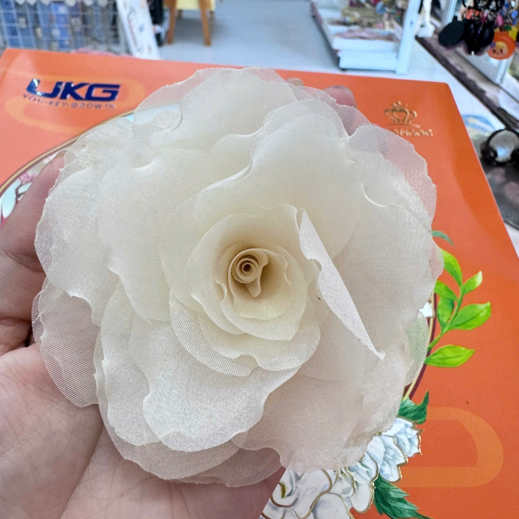 Cài áo hoa lụa Voan kem 616