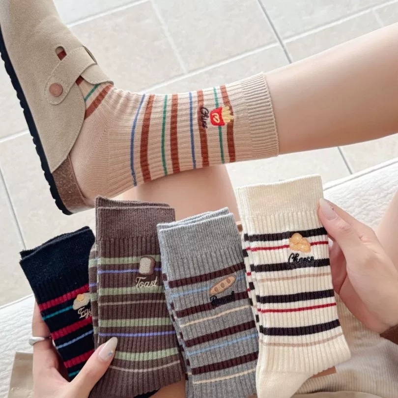 Tất sọc ngang thêu cao cổ 1022