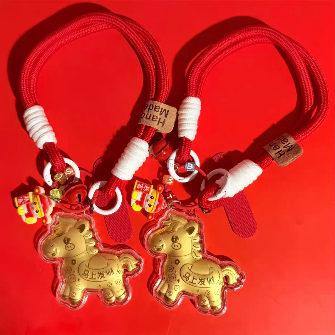 Móc khoá ngựa vàng strap đỏ 895