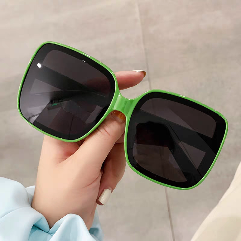 Mắt kính mát viền xanh lá 004