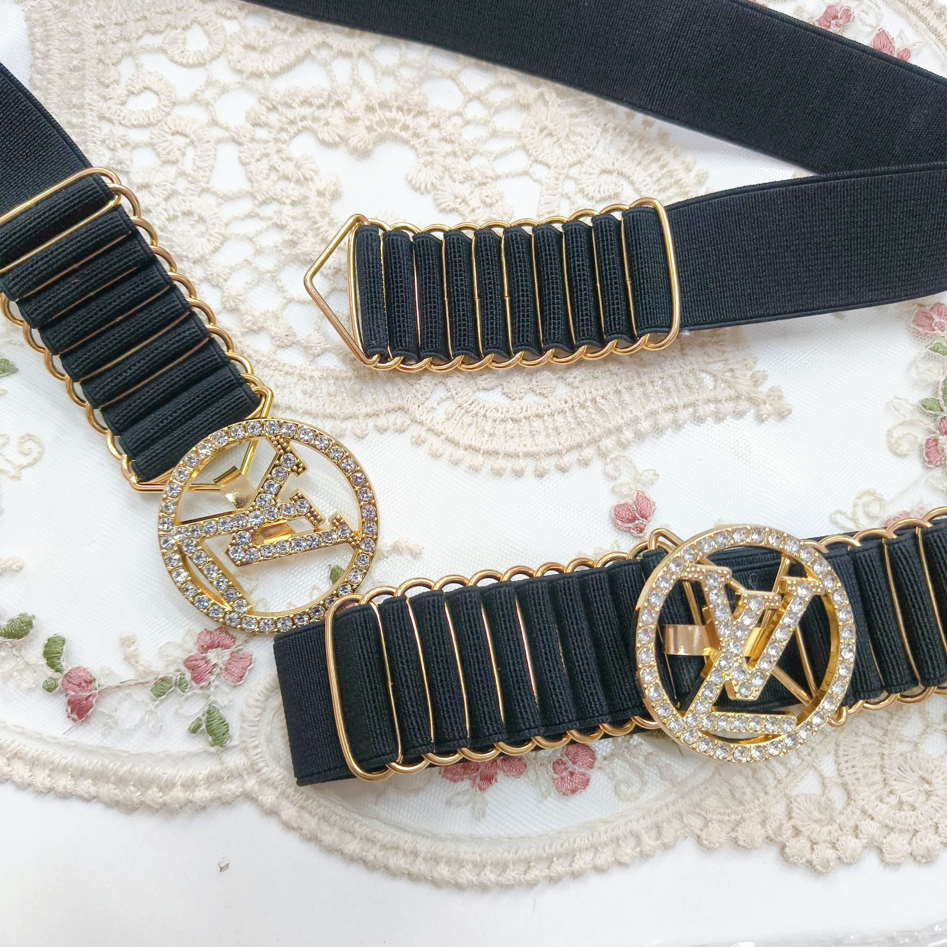 Belt váy xếp li chữ lv tròn 104