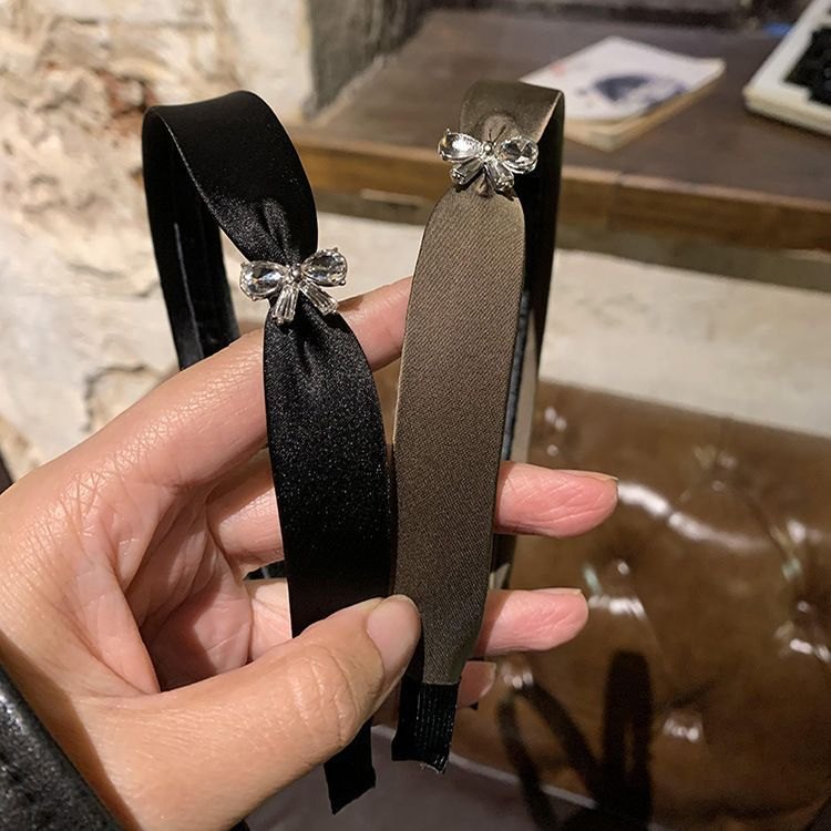 Cài nơ đá bướm bên 1409
