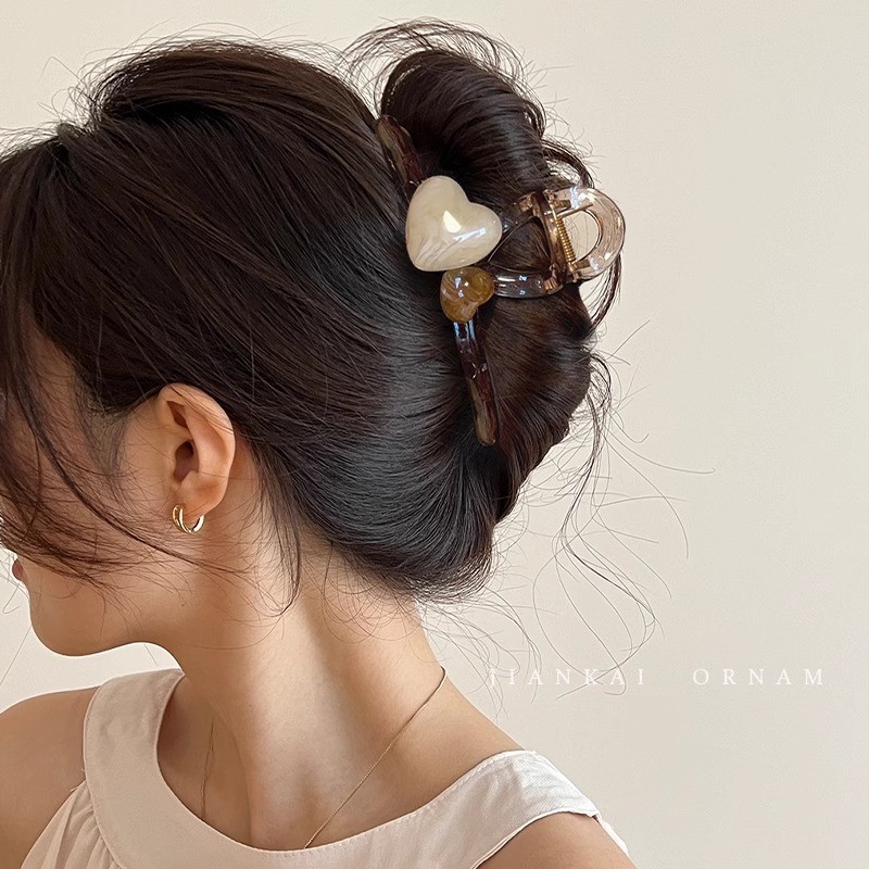 Gắp nhựa dọc chéo charm trái tim 4820