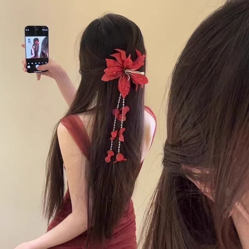 Kẹp hoa tua rua đỏ dài 4980
