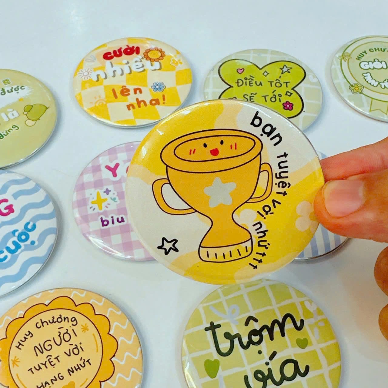 Huy hiệu tròn lời nhắn thông điệp 700