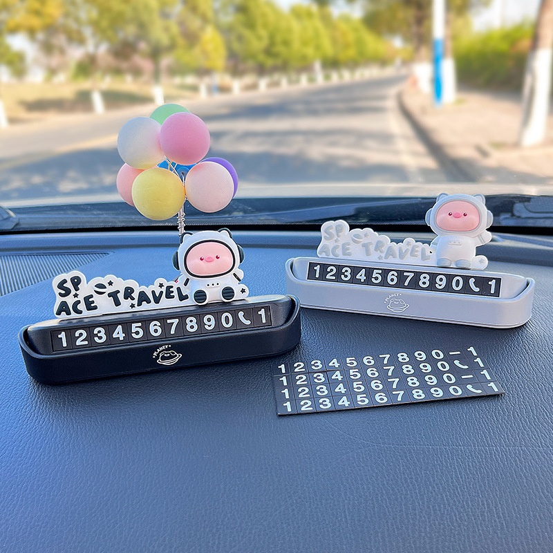 Mô hình heo cute để bảng số điện thoại xe hơi 691 có bóng bay