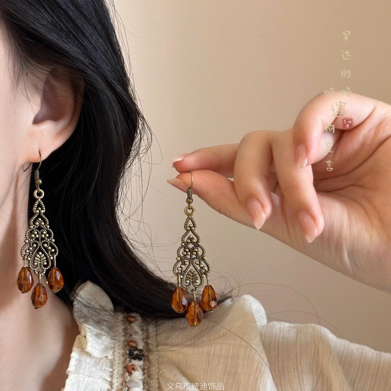 Bông tai móc vintage thả hạt nâu 1954