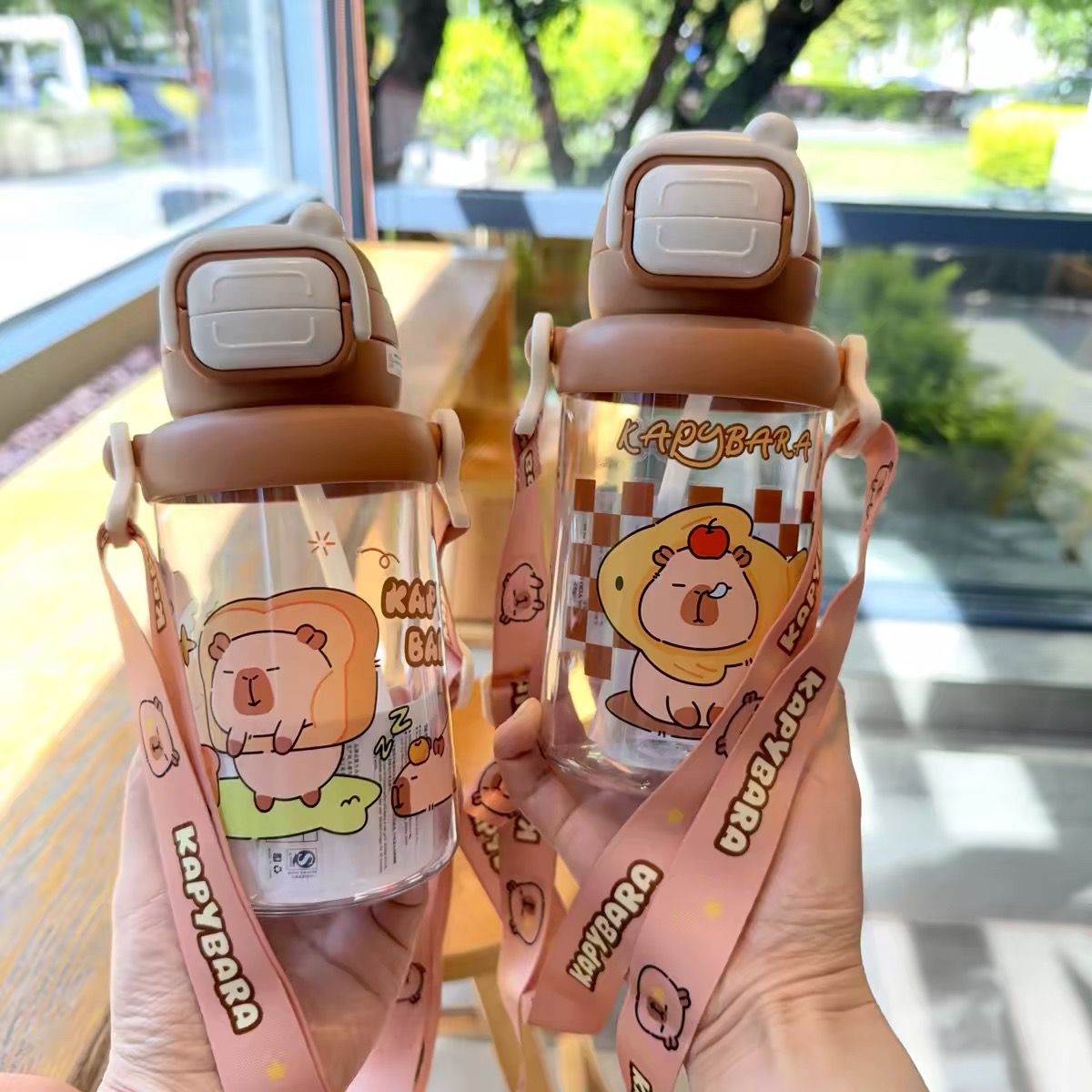 Bình nước nhựa capybara có dây đeo 329