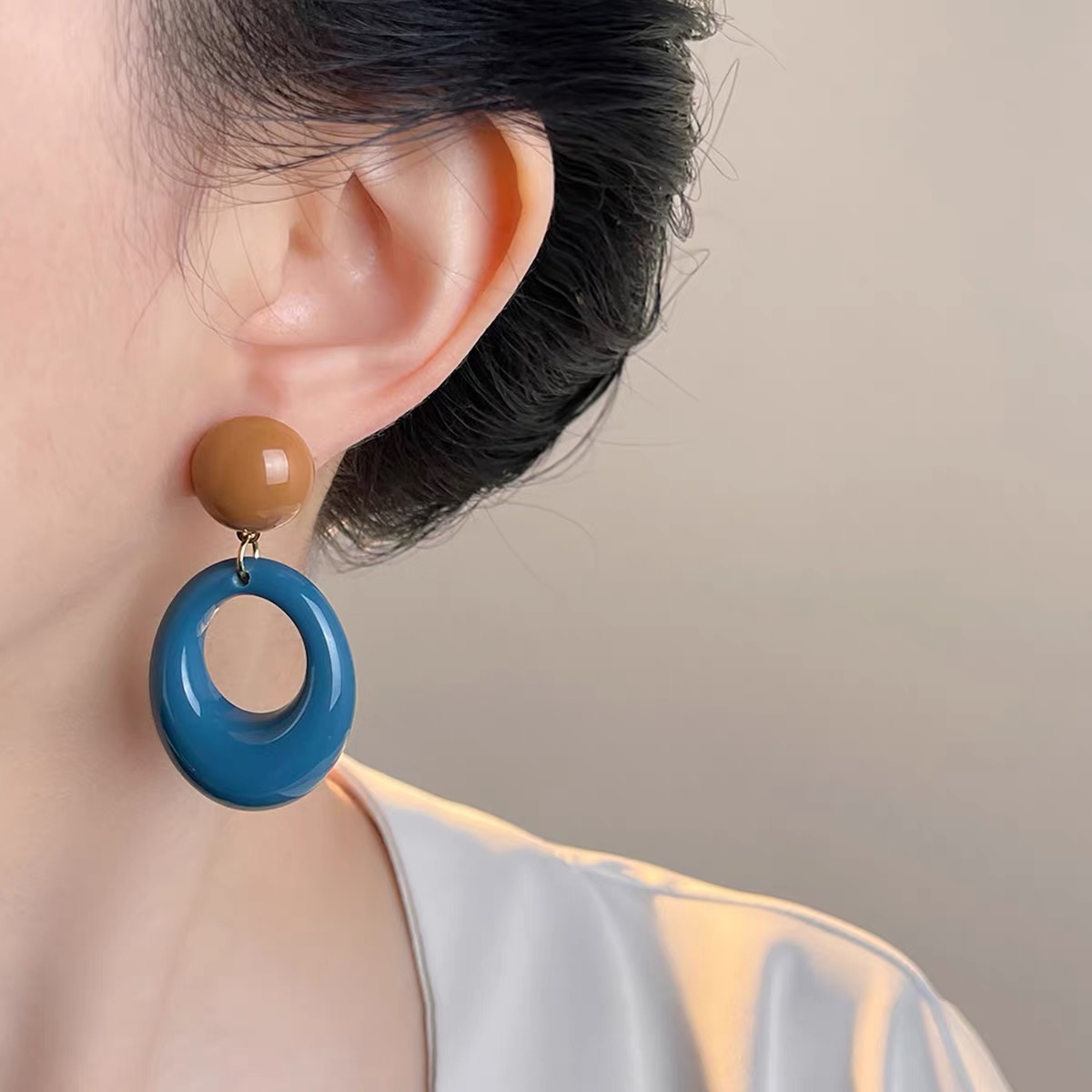 Bông tai tròn nhựa thả oval phối màu 2050
