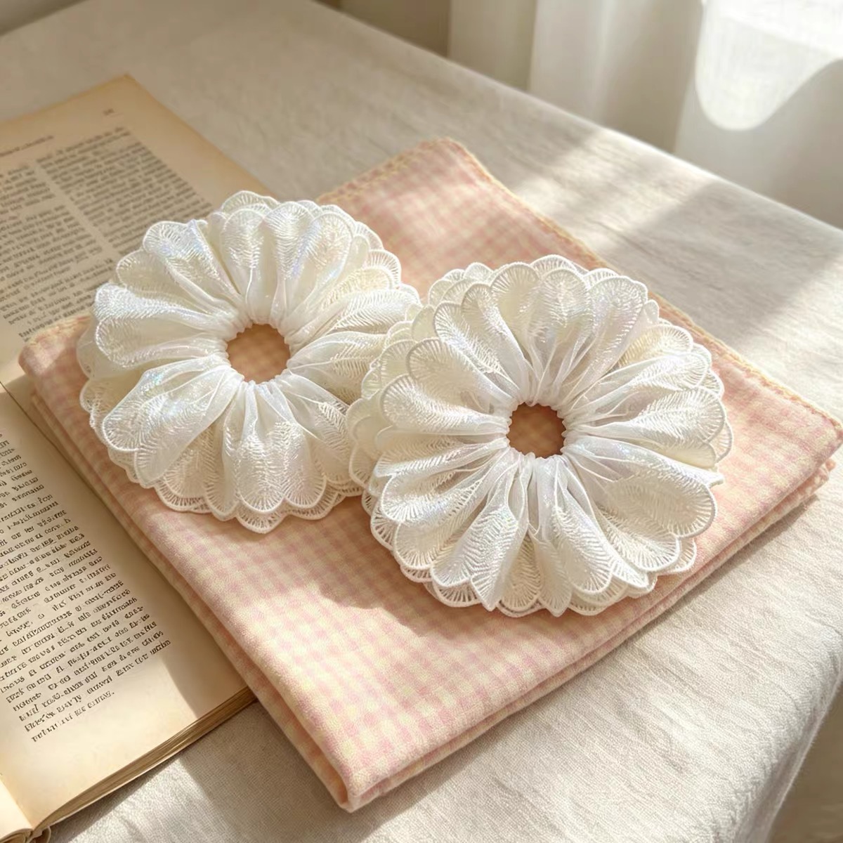 Cột scrunchies 4 lớp ren kem lớn 5154