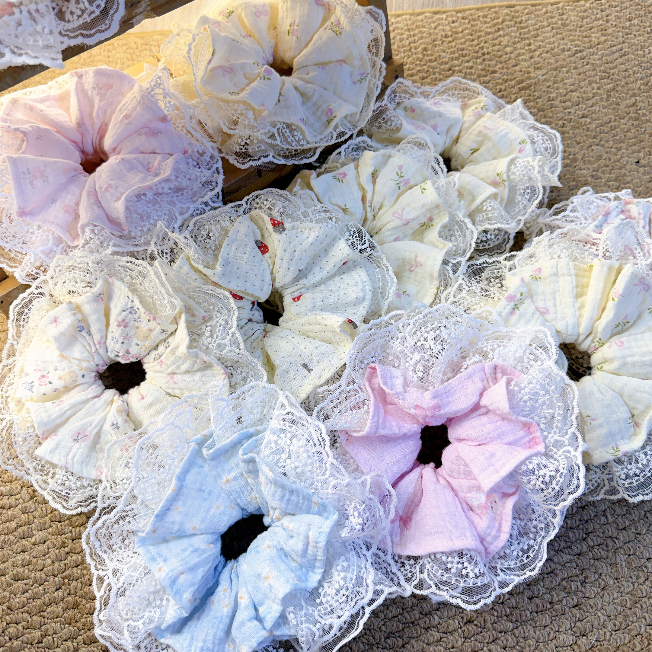 Cột scrunchies 4 lớp vải xô phối ren lớn 5122