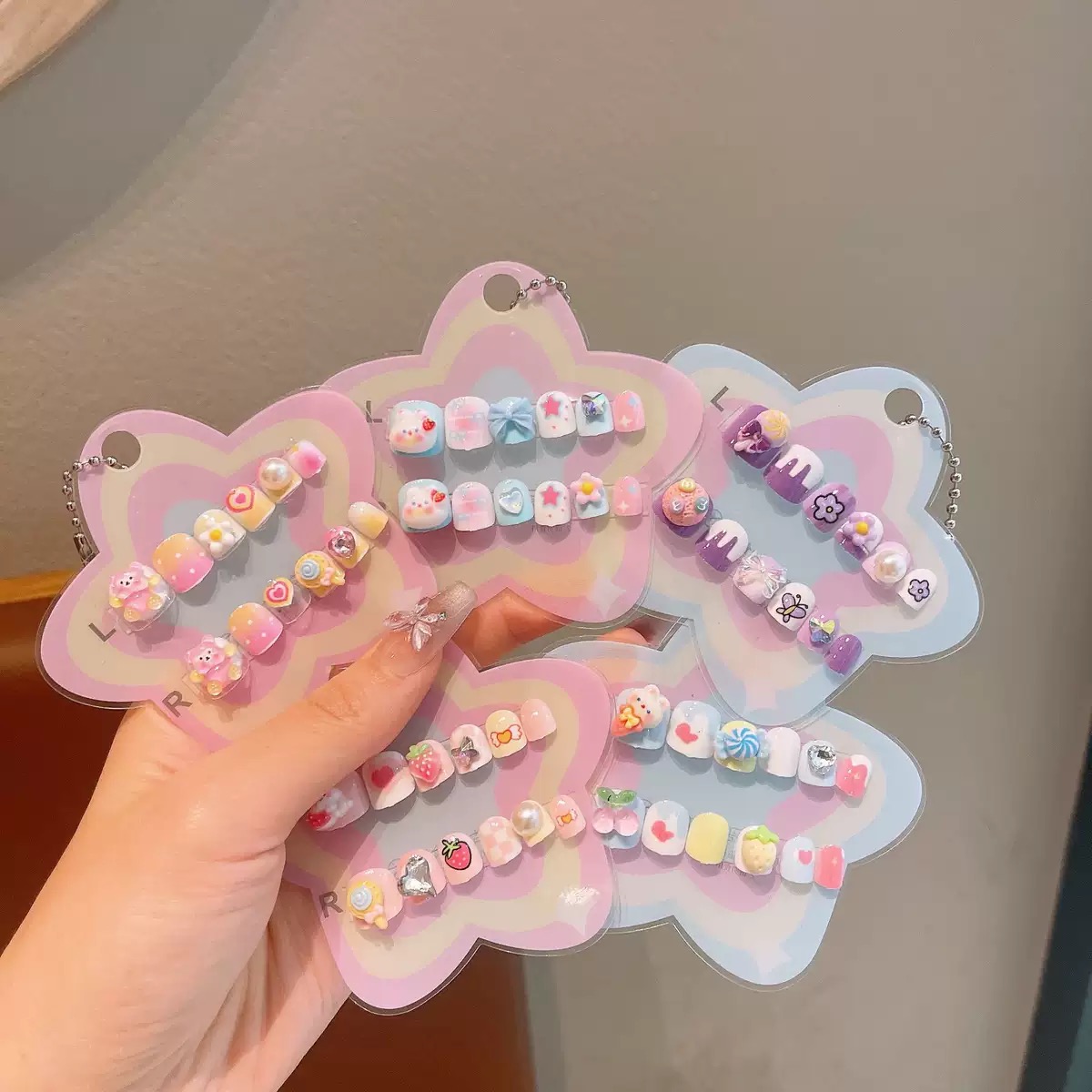 Set 12 mómg tay giả cho bé cute vuông 1955