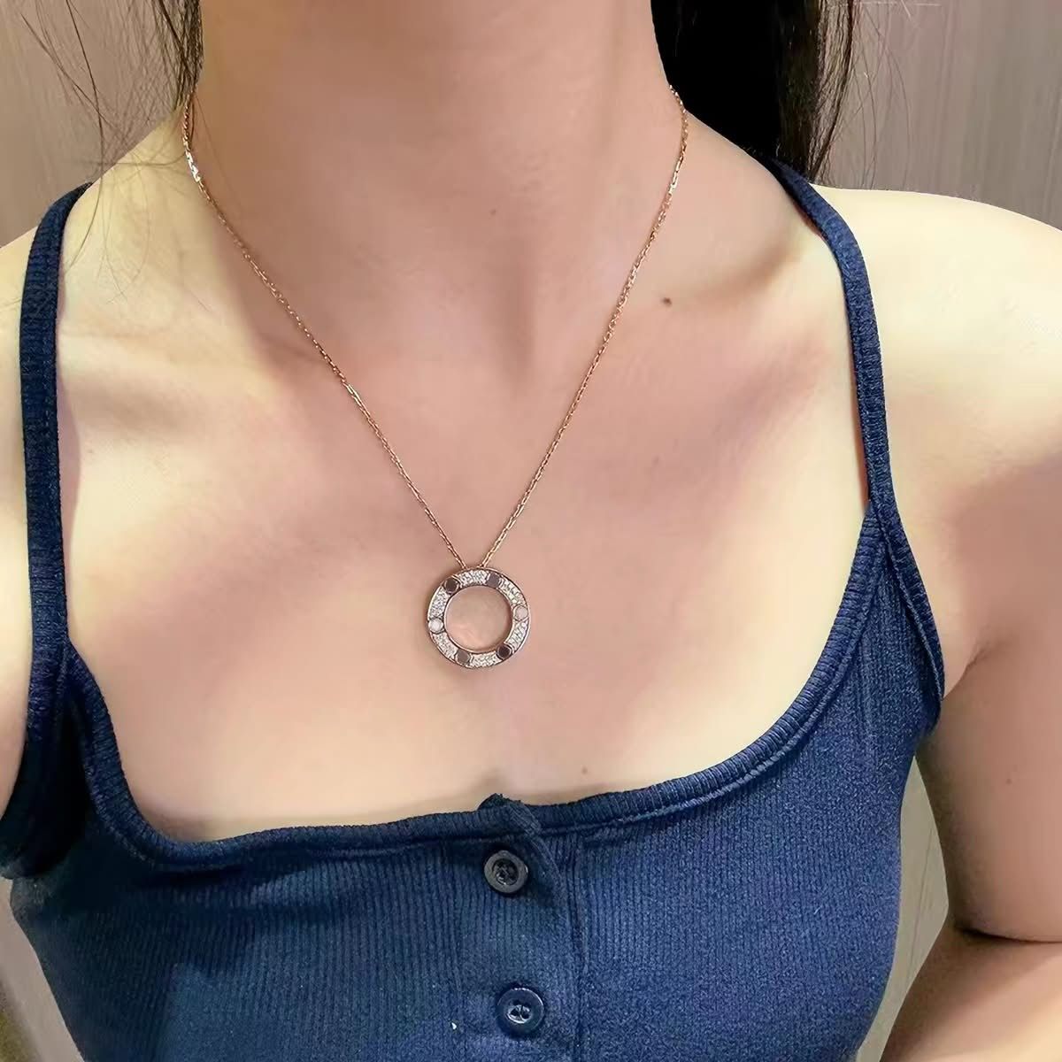 Vòng cổ titan mặt đá tròn lớn 1052