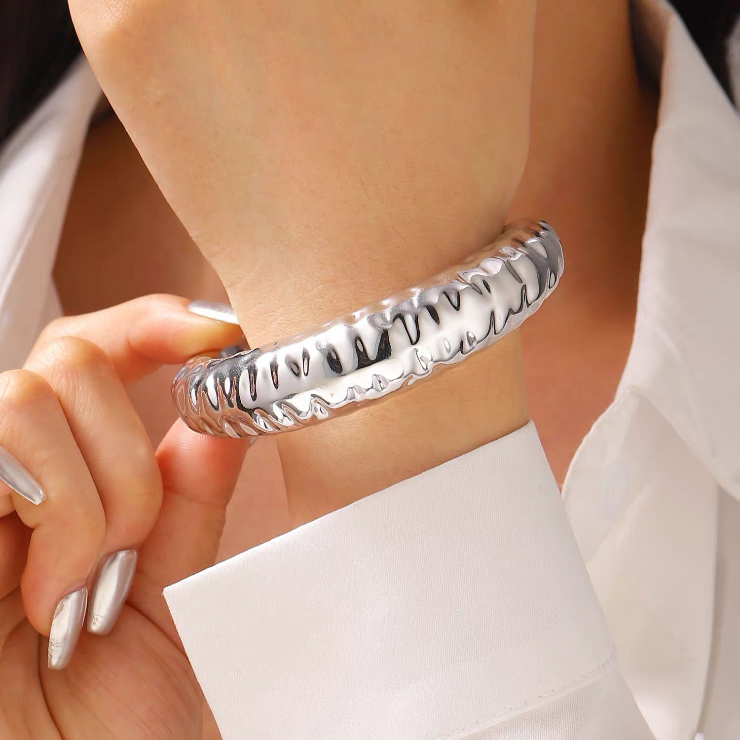 Vòng tay giả metal tròn sần 206