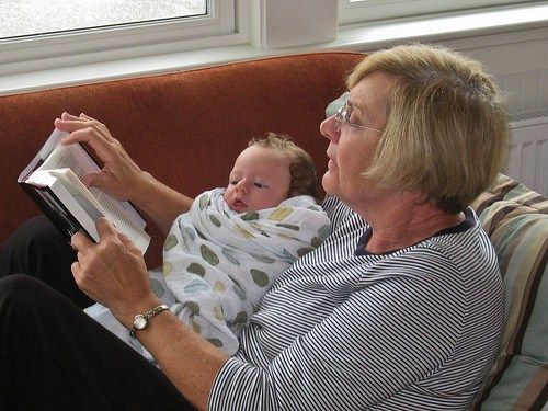 Hướng dẫn đọc sách với bé sơ sinh