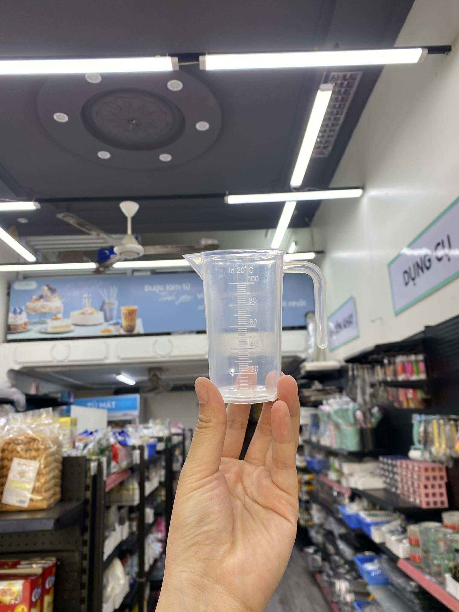 Ca đong nhựa có tay cầm 100ml