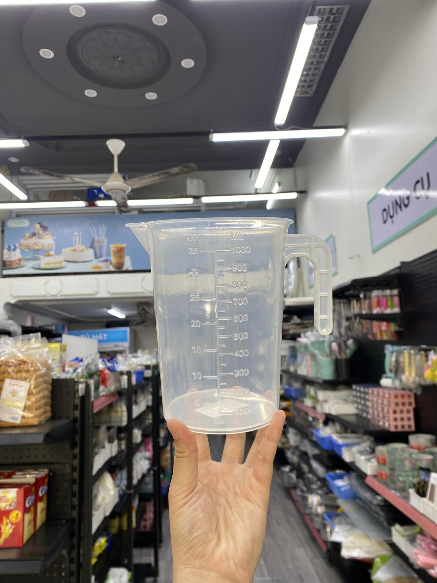 Ca đong nhựa có tay cầm 1L