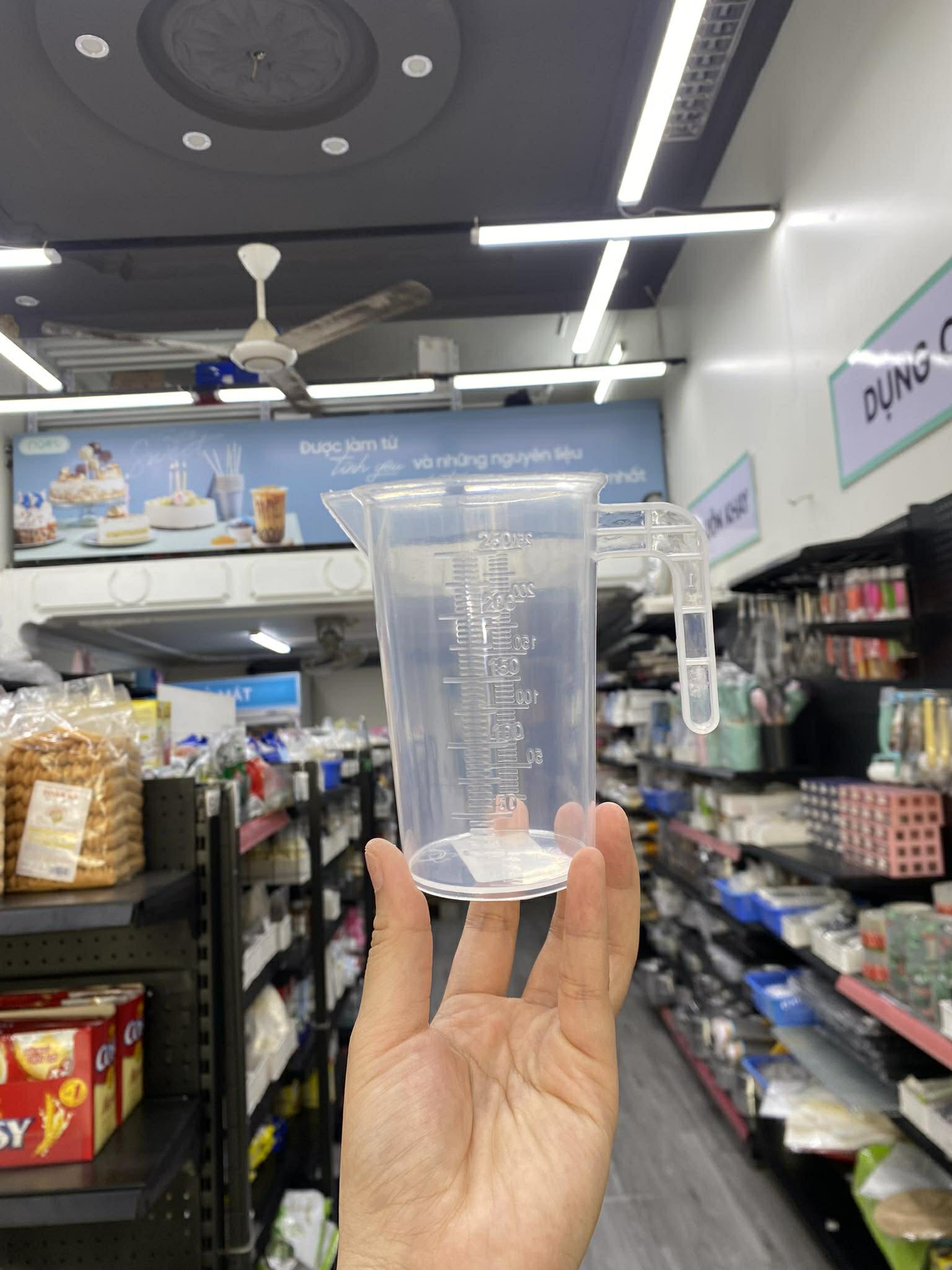 Ca đong nhựa có tay cầm 250ml