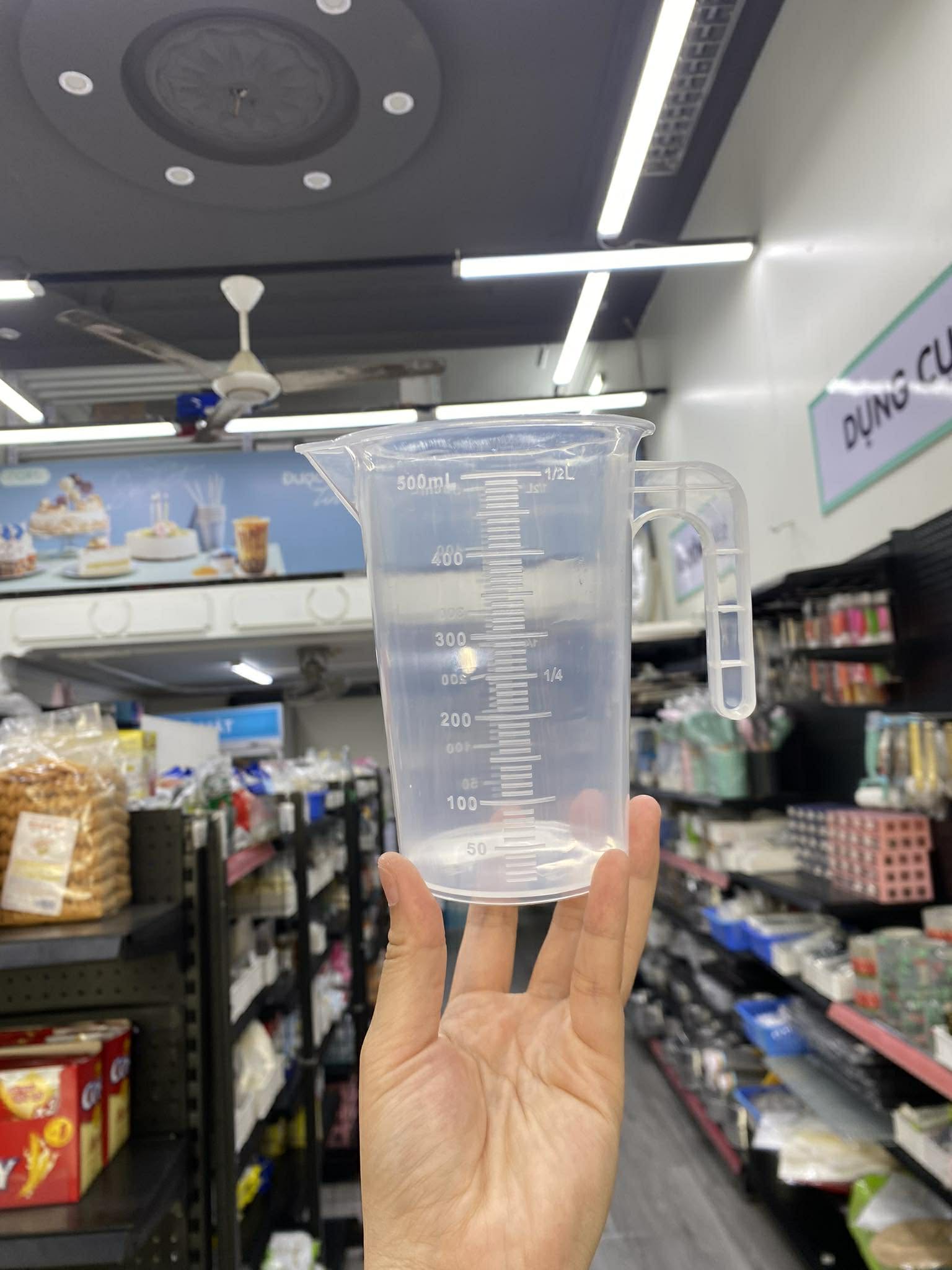 Ca đong nhựa có tay cầm 500ml