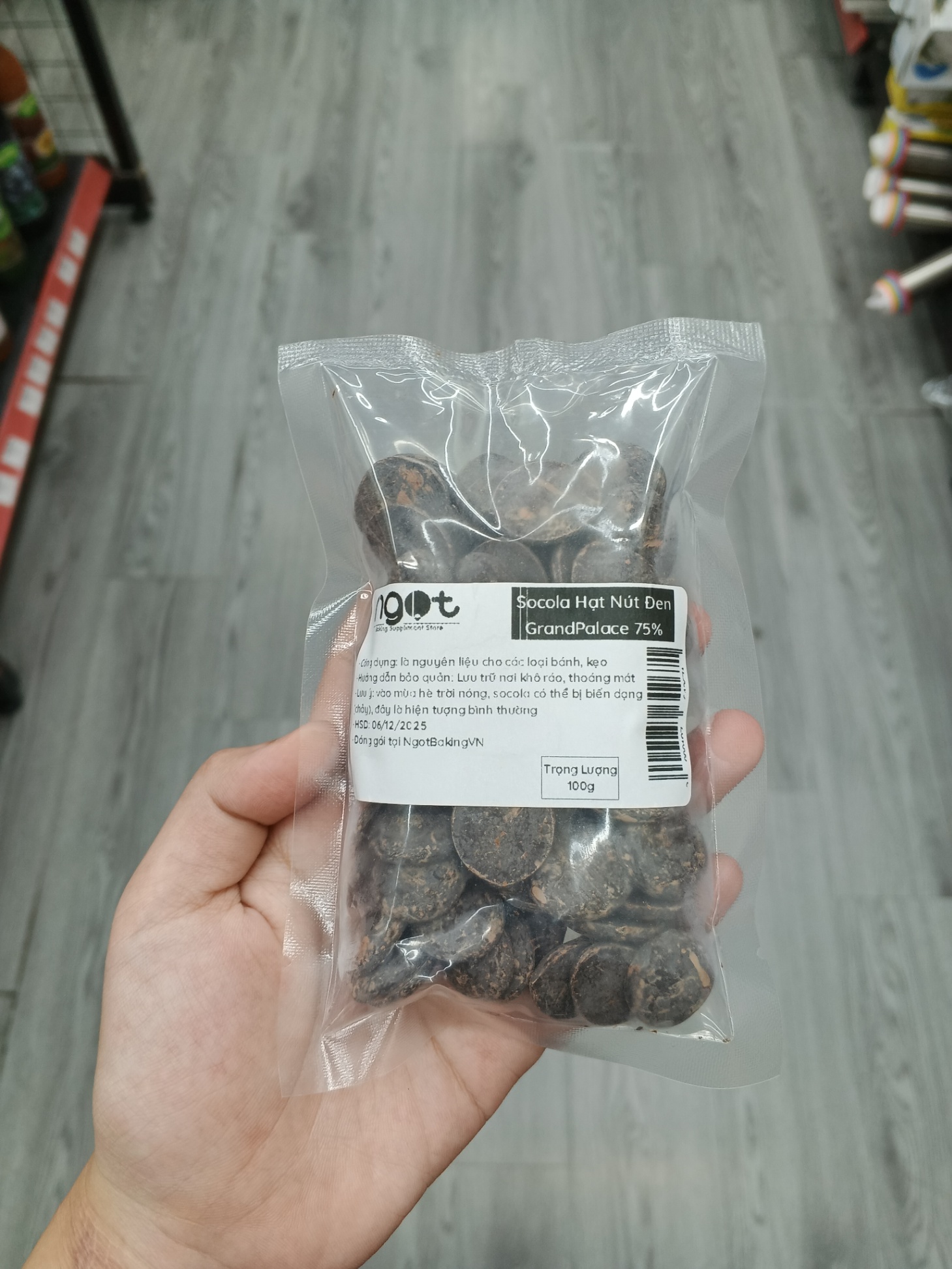 Socola hạt nút đen Puratos 75%