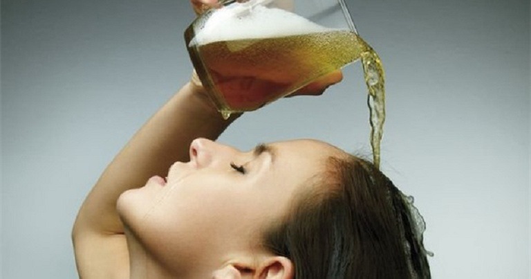 Cách gội đầu bằng bia trị gàu và ưu điểm