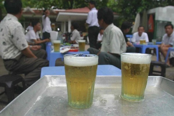 Cách rót bia hơi Hà Nội để tạo vị ngon hoàn hảo