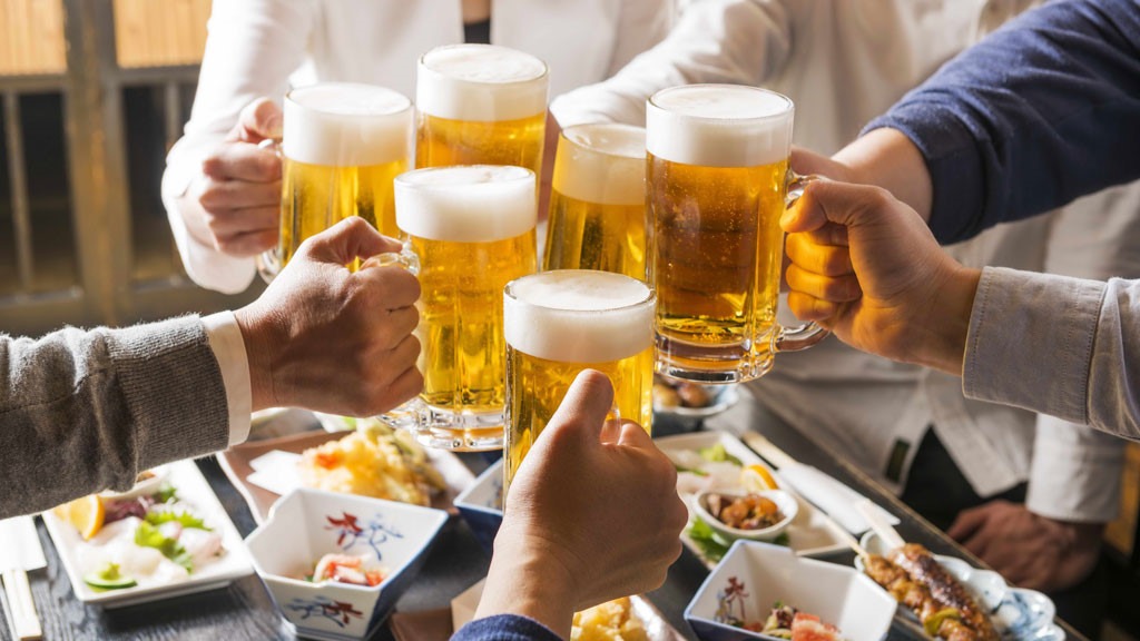 Có nên uống bia trộn nước ngọt