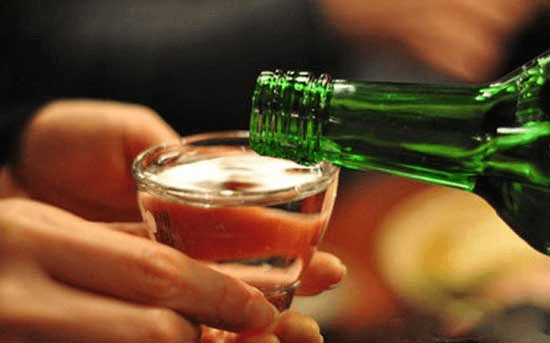 Uống 1 ly bia trước khi ngủ: Tác dụng và những điều cần lưu ý