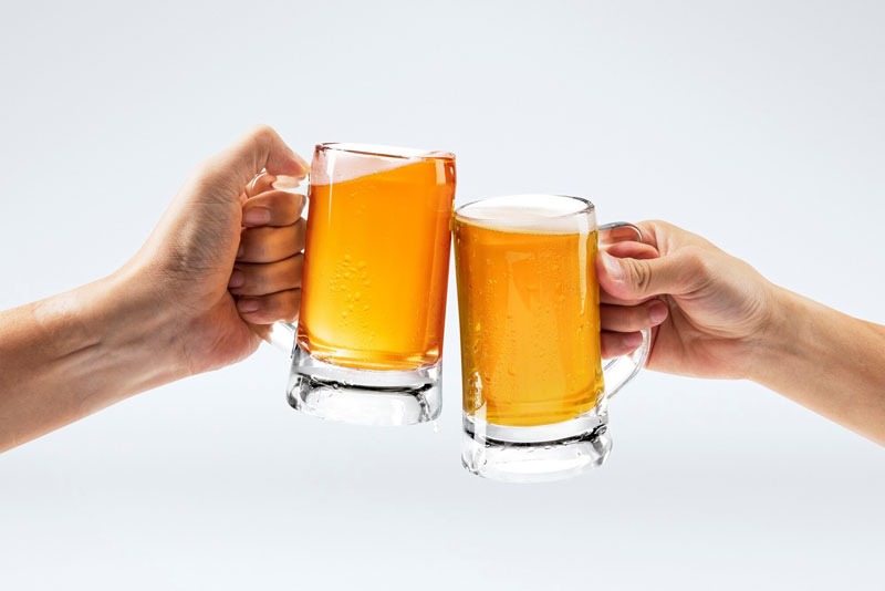 Uống bia có đẹp da không? Lợi ích và những tác hại đi kèm