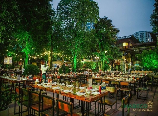 Mẫu thiết kế sân vườn rộng rãi, thoáng mát