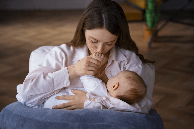 Cho con bú uống bia được không? Mẹ cần biết để bảo vệ bé