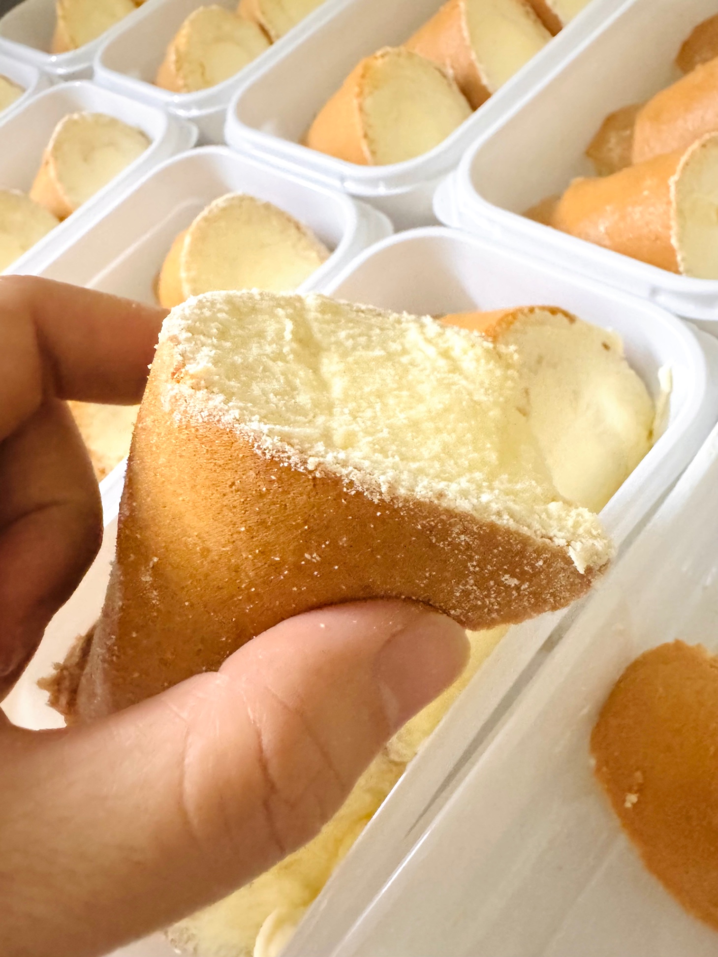Bánh bông lan kem cheese tam giác