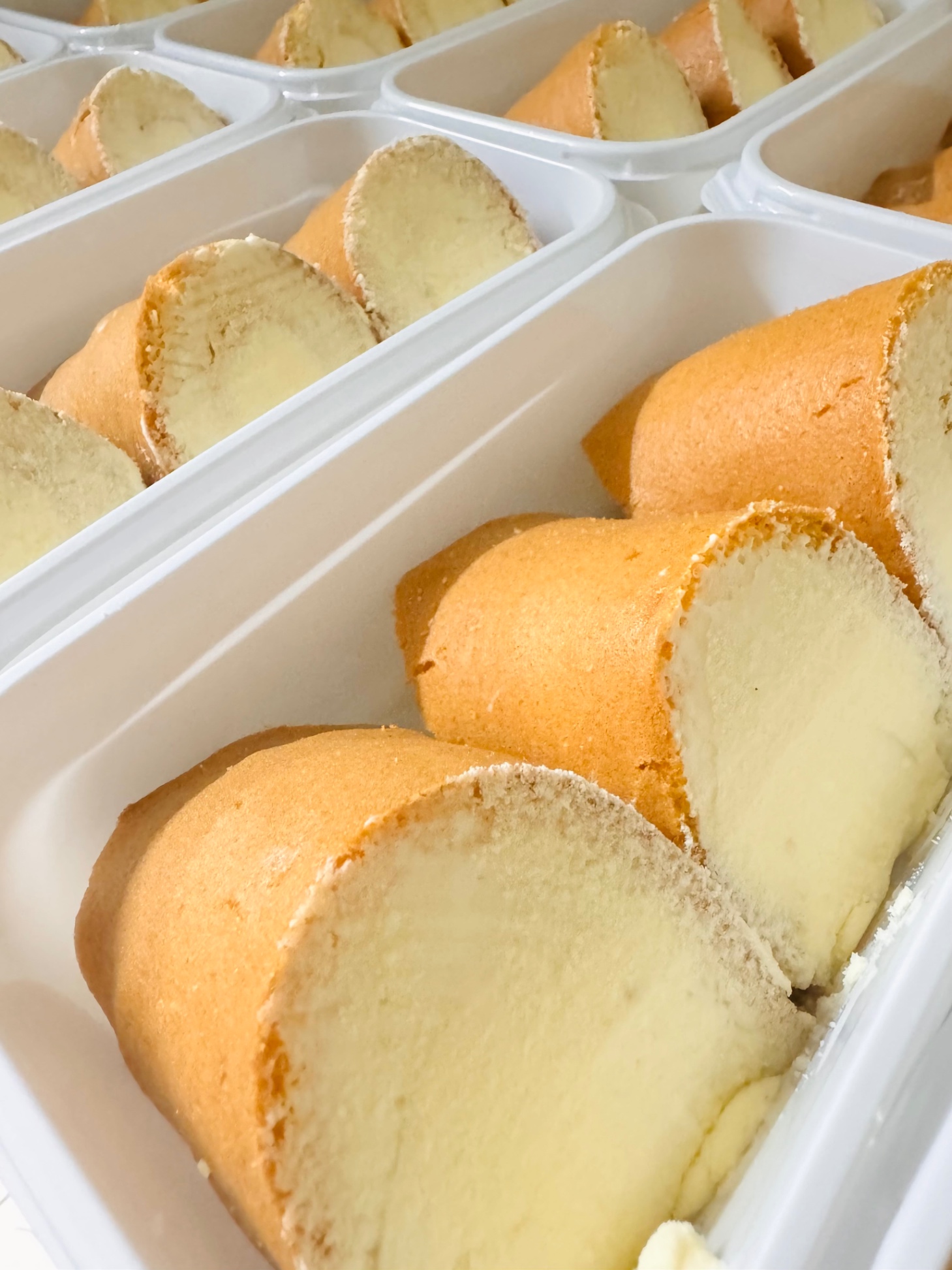 Bánh bông lan kem cheese tam giác