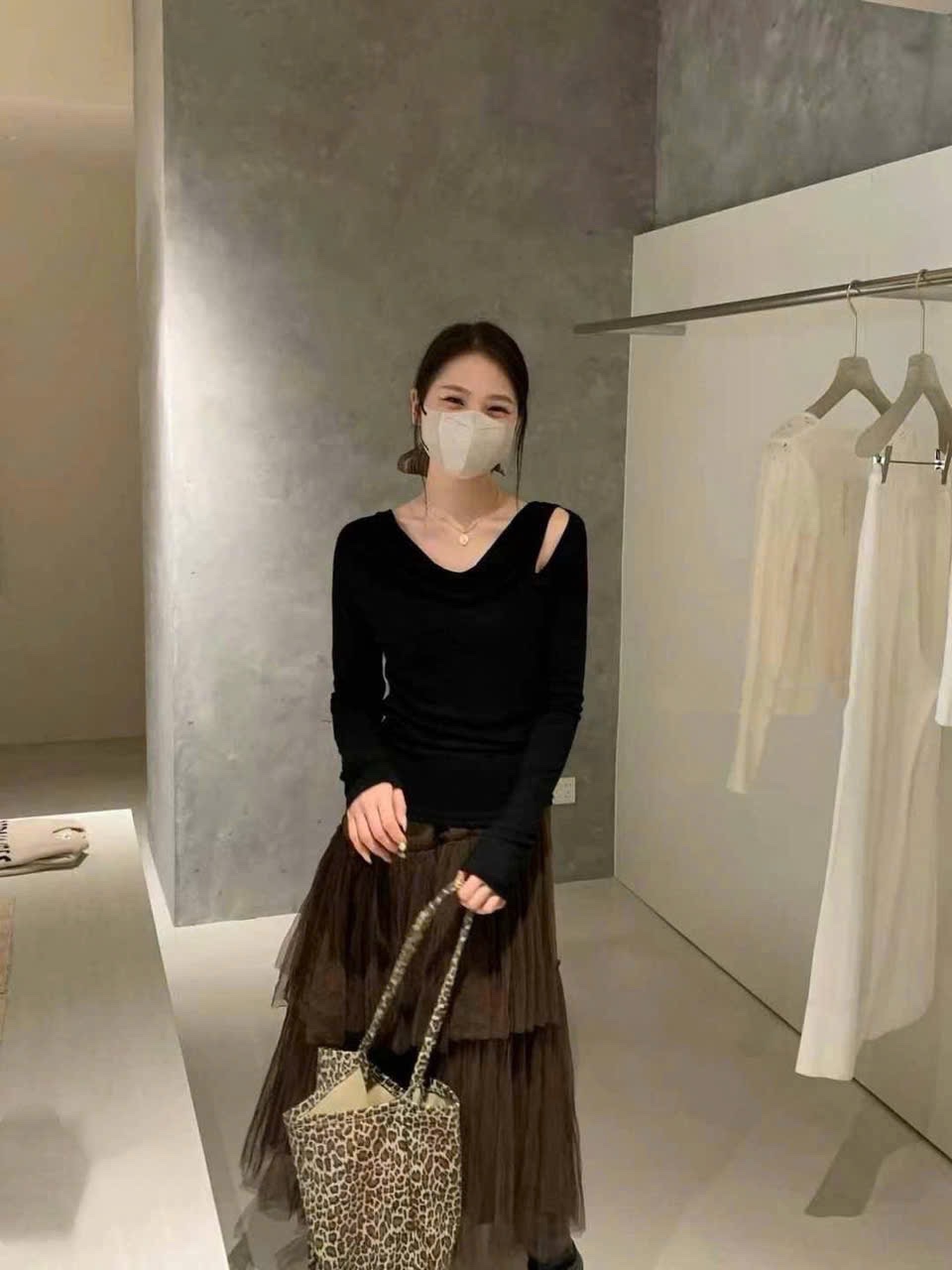 Áo thun nữ lệch vai AT091025-01