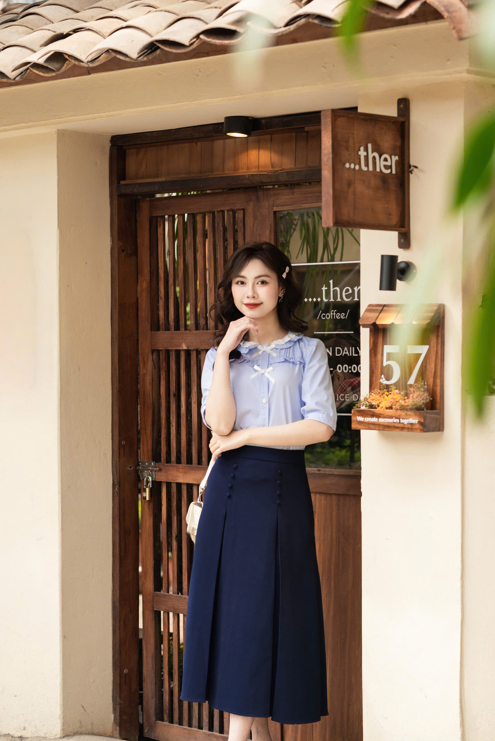 CV2437 - Chân váy dày xếp li trước 2 hàng cúc nhỏ